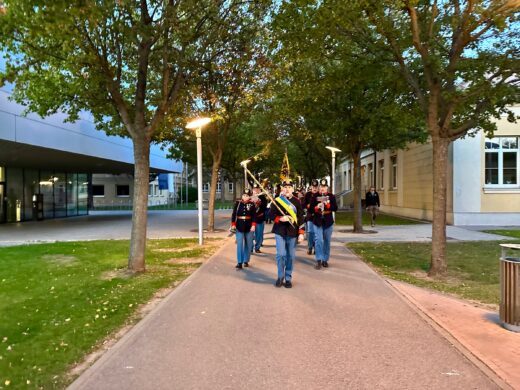 Das Blasorchester der Musikschule am Weg zum Erzherzog Carl-Haus. Lange Nacht der Museen in Deutsch-Wagram, 2026. © Christian Matula