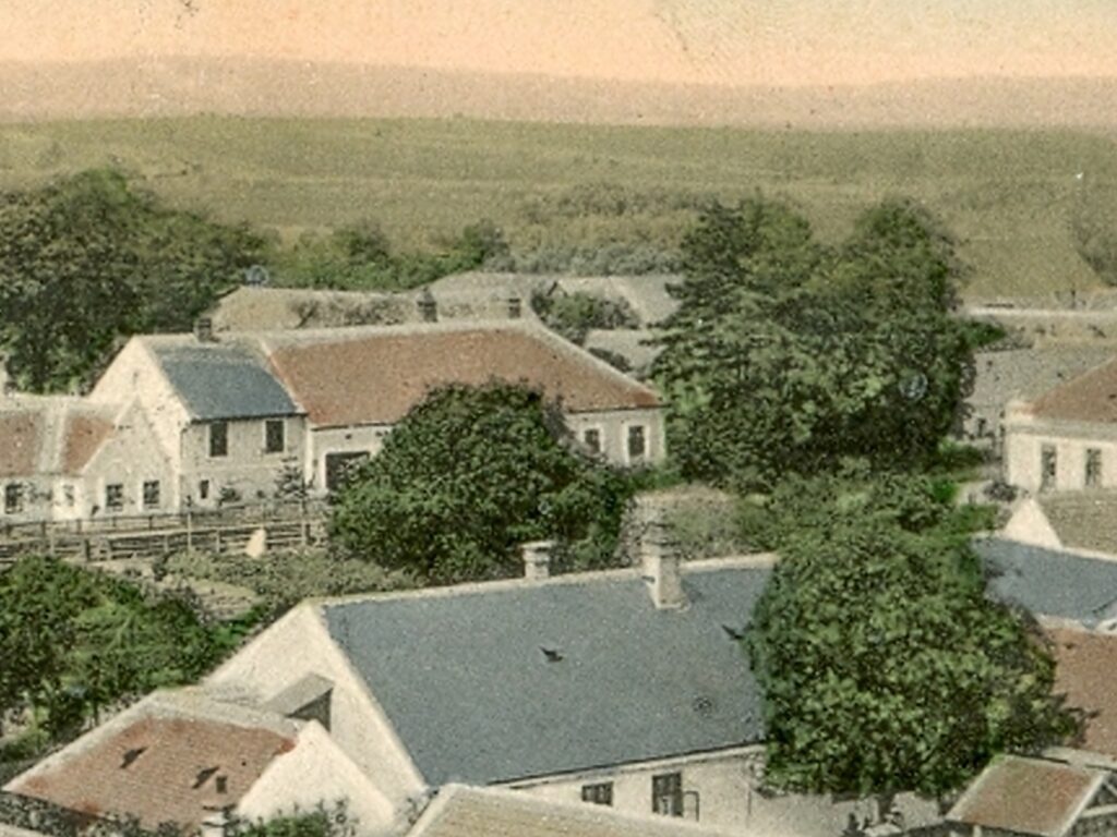 Das Baron-Haus (Doppelhaus) mit Feuerluke rechts im Bild Das Baron-Haus (Doppelhaus) mit Feuerluke rechts im Bild